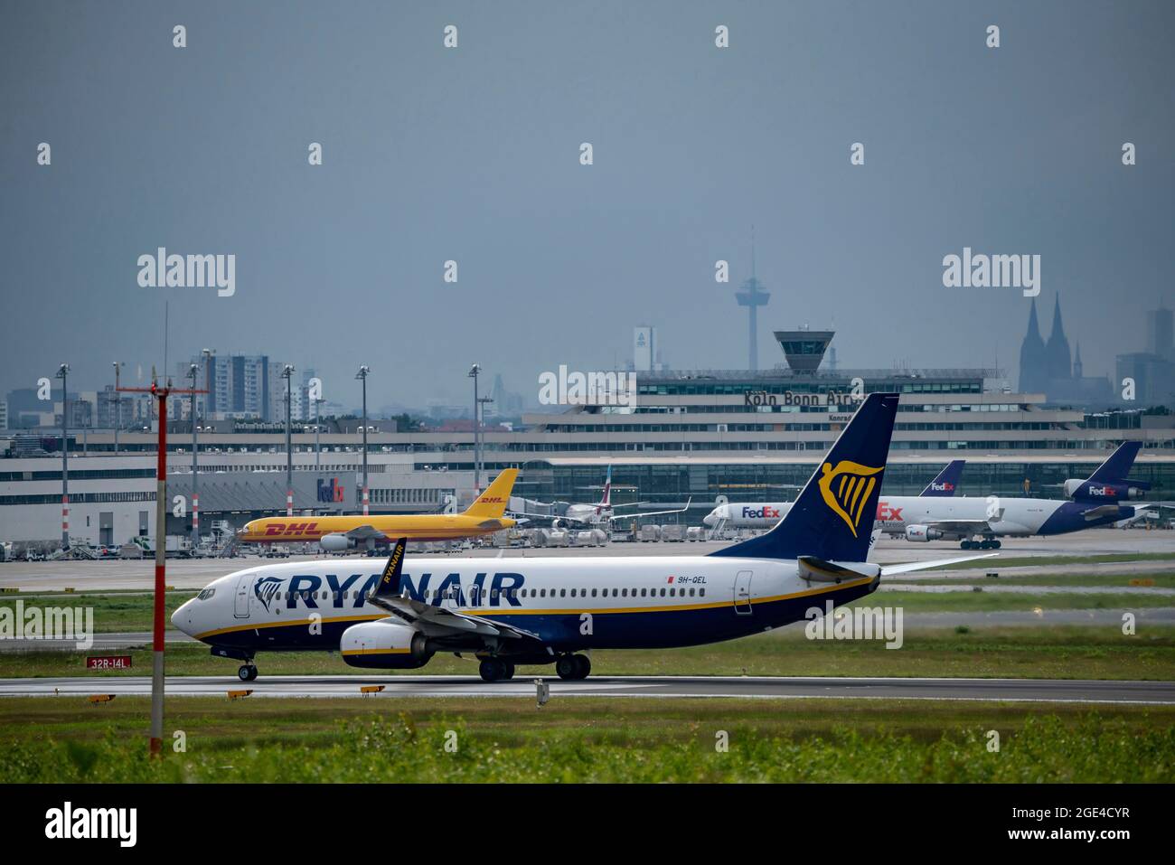 Aéroport de Cologne-Bonn, CGN, Ryanair Boeing 737 après l'atterrissage, Skyline, cathédrale de Cologne, Cologne, NRW, Allemagne Banque D'Images