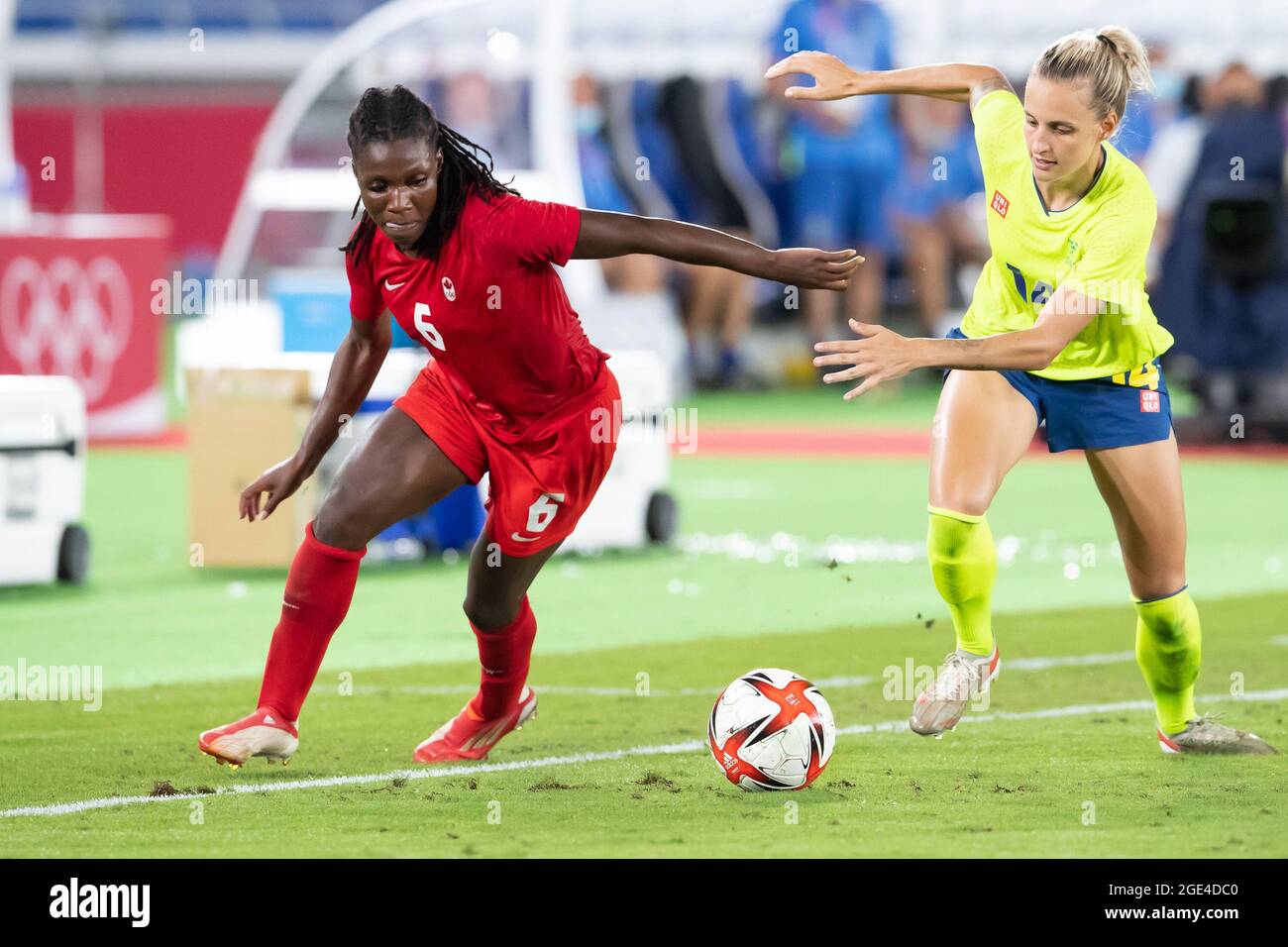 Le 06 août 2021 : Deanne Rose (6) du Canada et Nathalie Bjorn (14) de Suède ont suivi le ballon pendant la période des heures supplémentaires du match de la Médaille d'or de football des femmes des Jeux olympiques de Tokyo de 2020 entre le Canada et la Suède au stade international Yokohama à Tokyo, au Japon. Daniel Lea/CSM} Banque D'Images