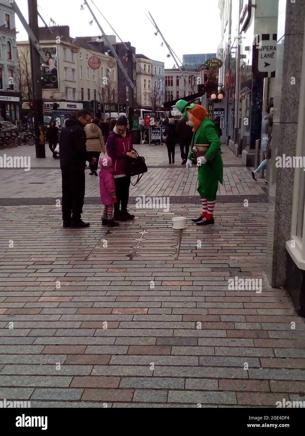 Artiste de rue irlandais parle aux touristes à Cork, en Irlande Banque D'Images