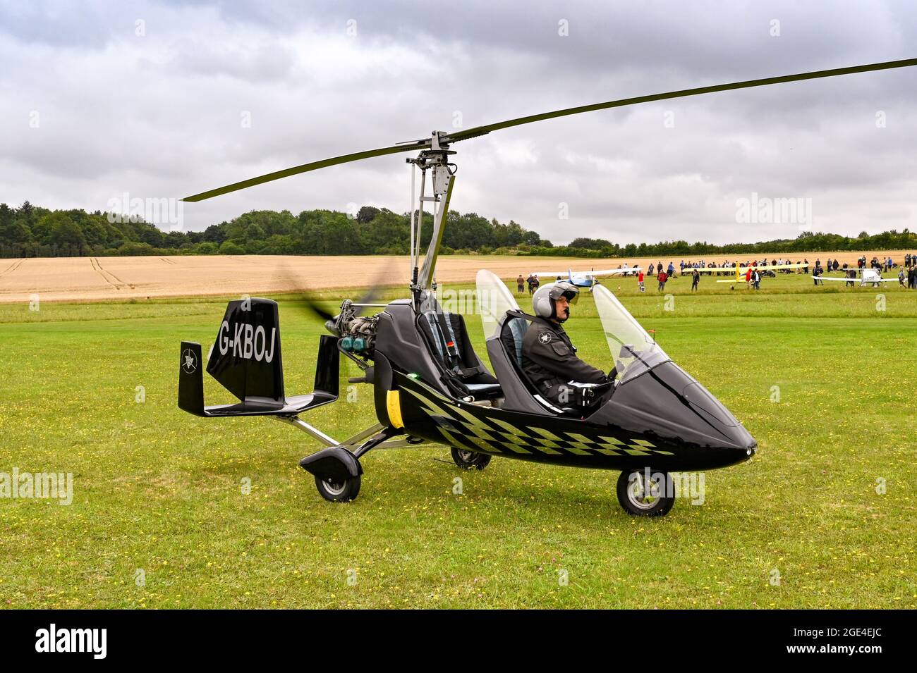 Popham, près de Basingstoke, Angleterre - août 2021 : un gyrocoptère monoplace qui débarque sur la piste d'herbe après l'atterrissage à l'aérodrome de Popham Banque D'Images