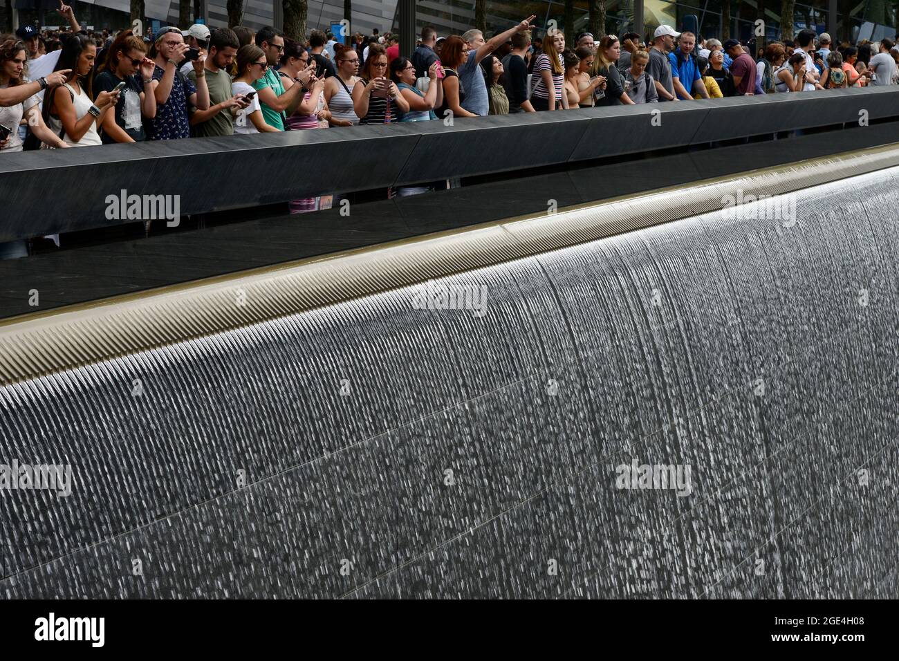 USA, New York City, 9/11 Memorial Ground Zero pour la mémoire des victimes de l'attaque terroriste du 11 septembre 2001 à la tour du centre du commerce mondial, bassin d'eau, piscine réfléchissante, eau coulant, cascade Banque D'Images