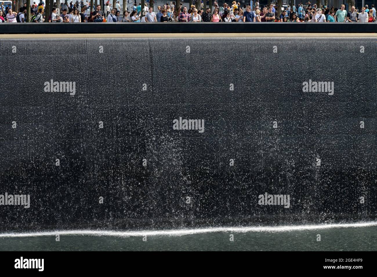 USA, New York City, 9/11 Memorial Ground Zero pour la mémoire des victimes de l'attaque terroriste du 11 septembre 2001 à la tour du centre du commerce mondial, bassin d'eau, piscine réfléchissante, eau coulant, cascade Banque D'Images