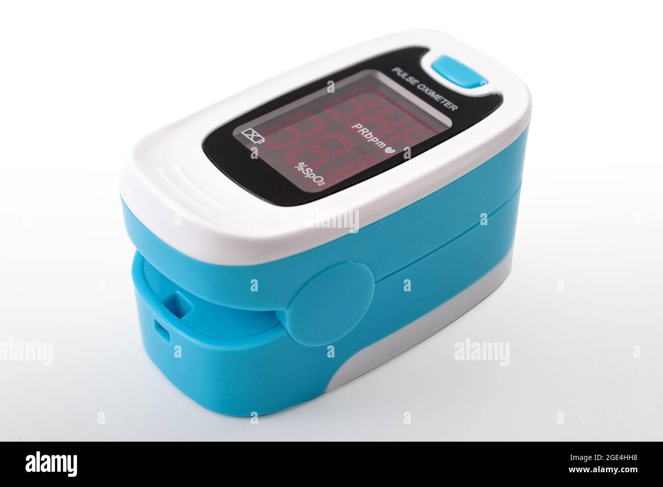 Santé cardiovasculaire, niveau de saturation en oxygène et test sanguin concept de dispositif électronique avec oxymètre de pouls isolé sur fond bleu avec clippi Banque D'Images