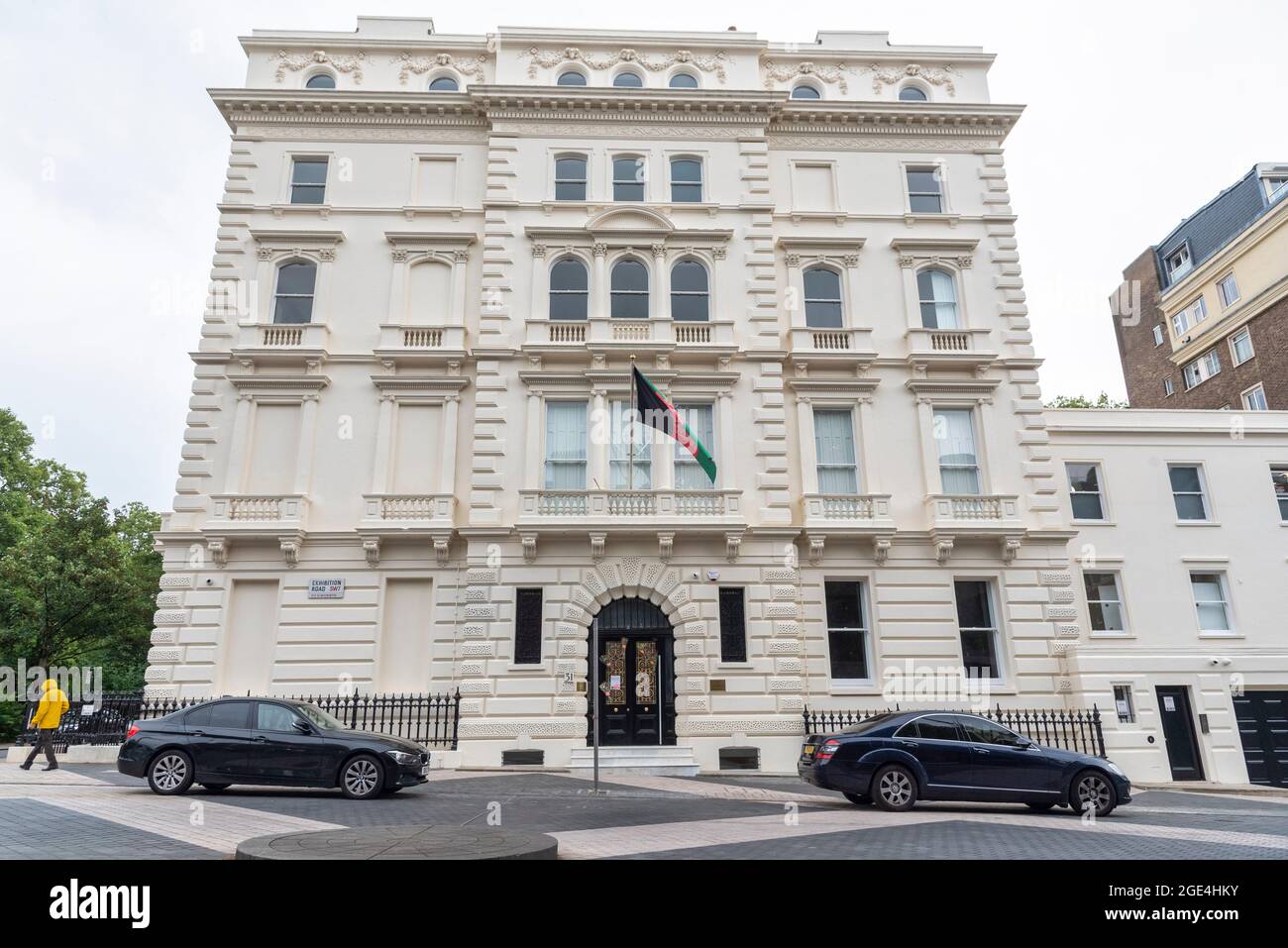 Londres, Royaume-Uni. 16 août 2021. Deux voitures diplomatiques vues à l'extérieur de l'ambassade de la République islamique d'Afghanistan à Londres. L'ambassade devrait fermer dans les jours qui suivent la prise du pouvoir par les Taliban. (Photo par Dave Rushen/SOPA Images/Sipa USA) crédit: SIPA USA/Alay Live News Banque D'Images