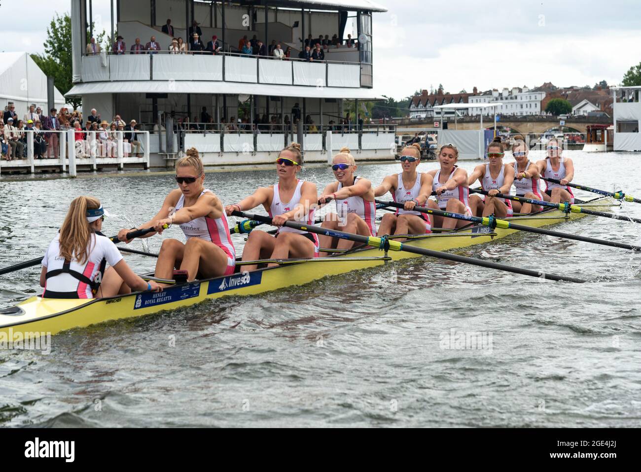 Les huit oars du Leander Club pour femmes, dont cox remporte la coupe du défi Remenham le dernier jour de la régate royale de Henley (2021), Henley-on-Thames, en Angleterre Banque D'Images