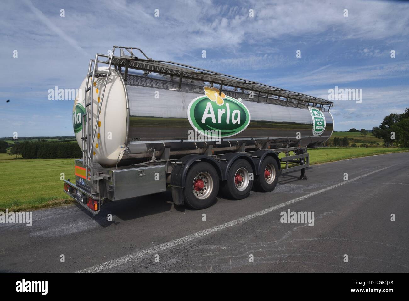 Sankt Vith, Belgique. 08 août 2021. Un transporteur de lait de l'ARLA laitière se trouve au bord de la route, à côté d'un pré. Credit: Horst Galuschka/dpa/Alay Live News Banque D'Images