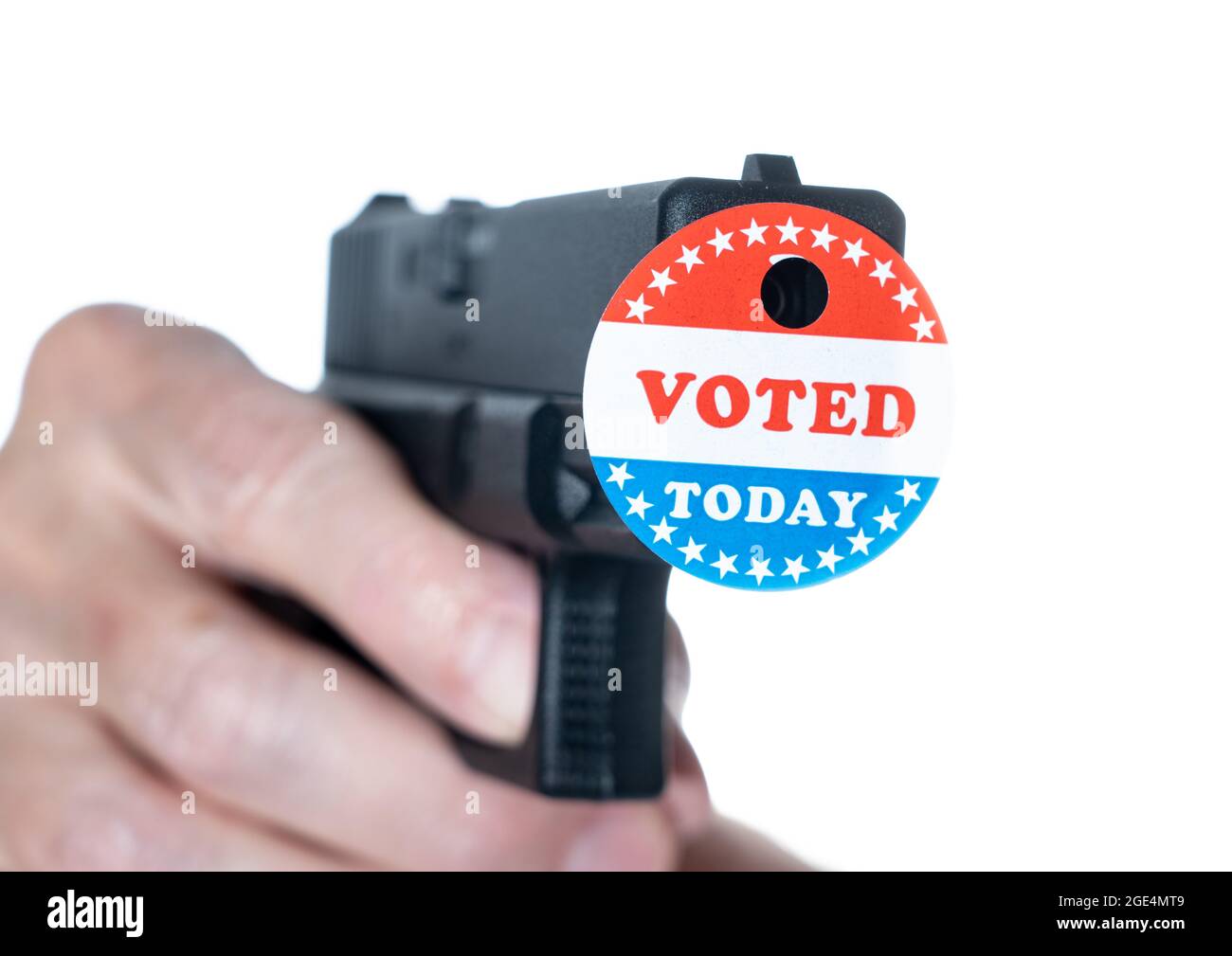 Concept de violence électorale avec arme de poing décoré avec j'ai voté aujourd'hui autocollant avec trou fait par balle tiré Banque D'Images
