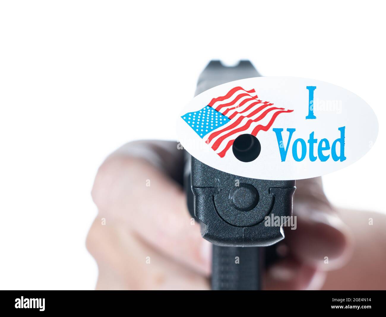 Concept de violence électorale avec arme de poing décoré avec j'ai voté aujourd'hui autocollant avec trou fait par balle tiré Banque D'Images