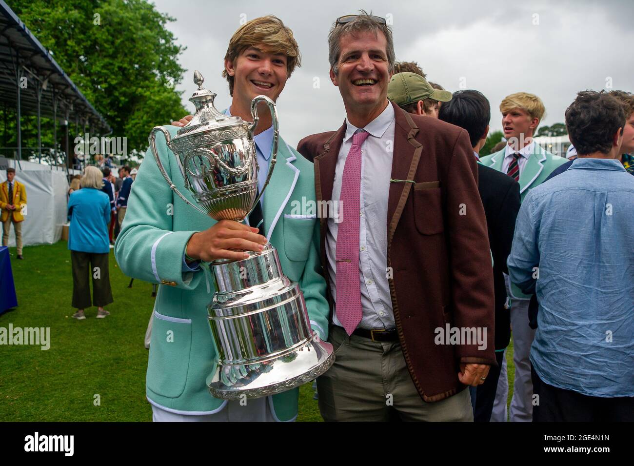 Henley-upon-Thames, Oxfordshire, Royaume-Uni. 15 août 2021. Un des garçons du Collège Eton qui a été le gagnant des huit OAR juniors hommes de la coupe du défi de la princesse Elizabeth avec Coxswain le jour des finales à la régate royale de Henley 2021. Crédit : Maureen McLean/Alay Banque D'Images