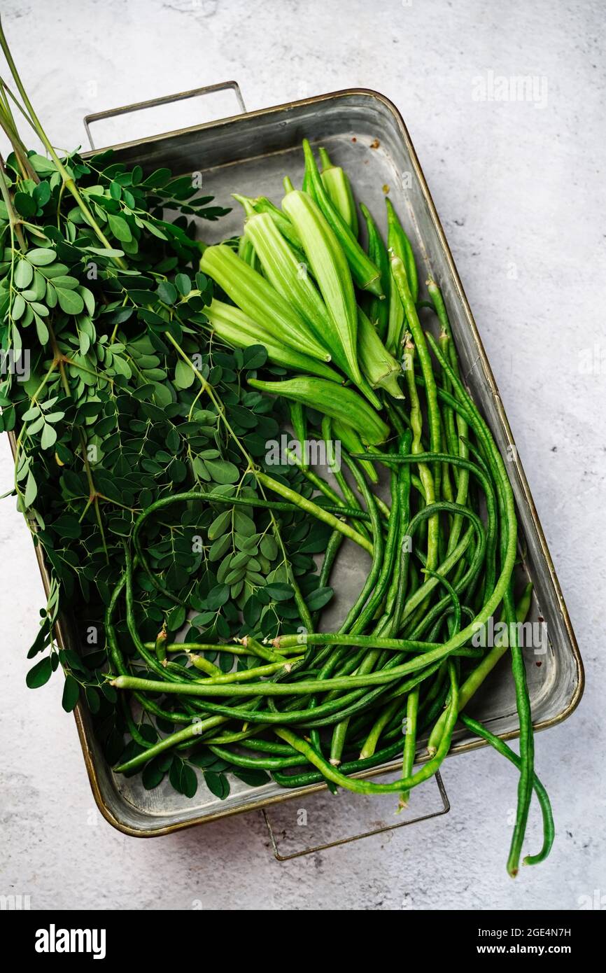Légumes frais cueillis dans le jardin - haricots longs, feuilles de Moringa okra Banque D'Images