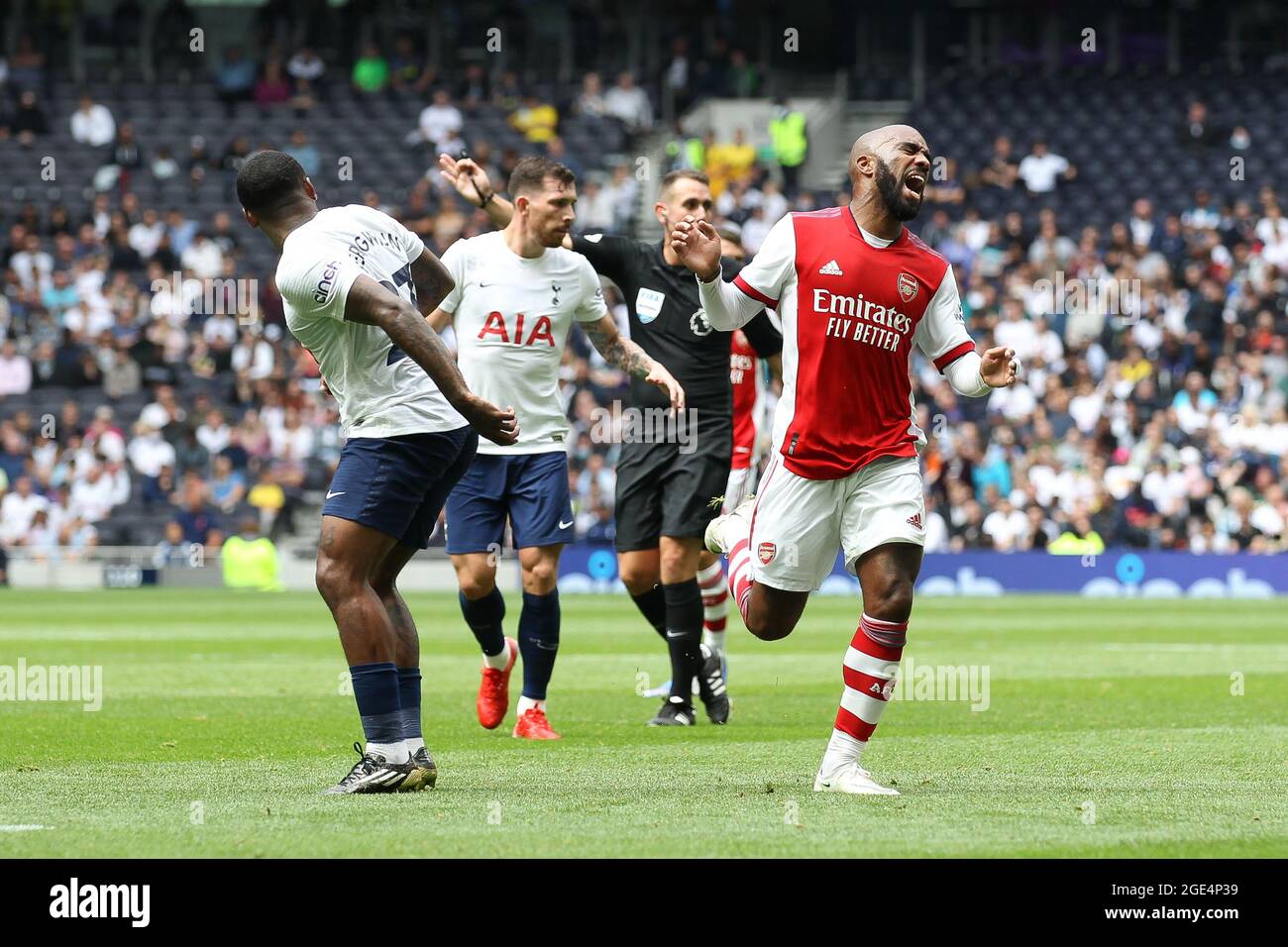 Londres, Royaume-Uni. 12 août 2021. Alexandre Lacazette d'Arsenal est fouillé par Steven Bergwijn de Tottenham Hotspur lors du match d'avant-saison (la série Mind) entre Tottenham Hotspur et Arsenal au stade Tottenham Hotspur, Londres, Angleterre, le 8 août 2021. Photo de Ken Sparks. Utilisation éditoriale uniquement, licence requise pour une utilisation commerciale. Aucune utilisation dans les Paris, les jeux ou les publications d'un seul club/ligue/joueur. Crédit : UK Sports pics Ltd/Alay Live News Banque D'Images
