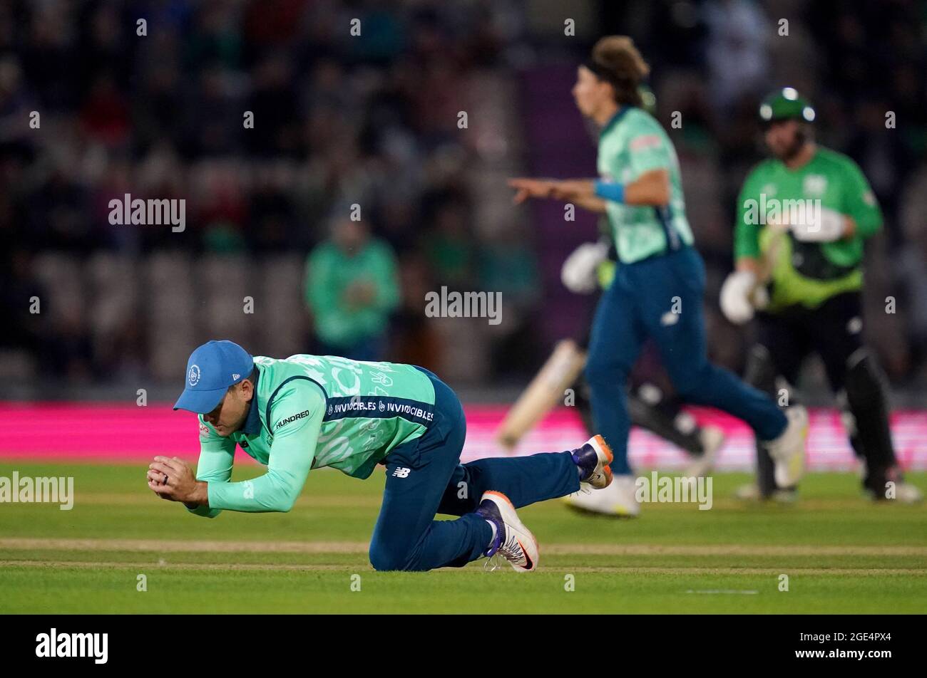 L'Ingram Colin d'OVAL Invincibles saisit Paul Stirling de South Brave lors du match de cent au Ageas Bowl, à Southampton. Date de la photo: Lundi 16 août 2021. Banque D'Images