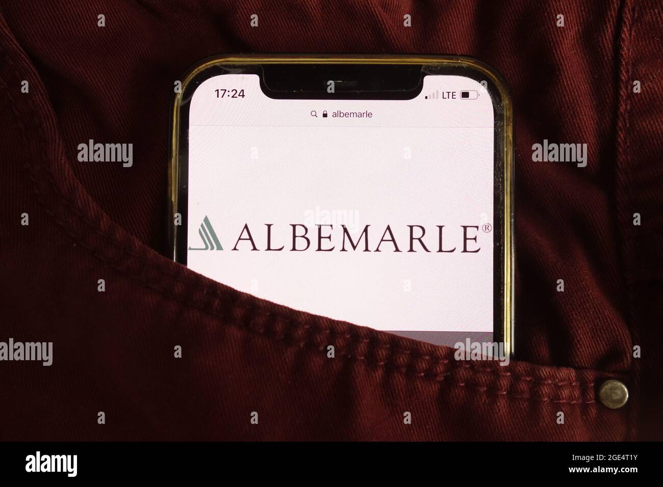 KONSKIE, POLOGNE - 04 août 2021 : logo Albemarle Corporation affiché sur le téléphone mobile Banque D'Images