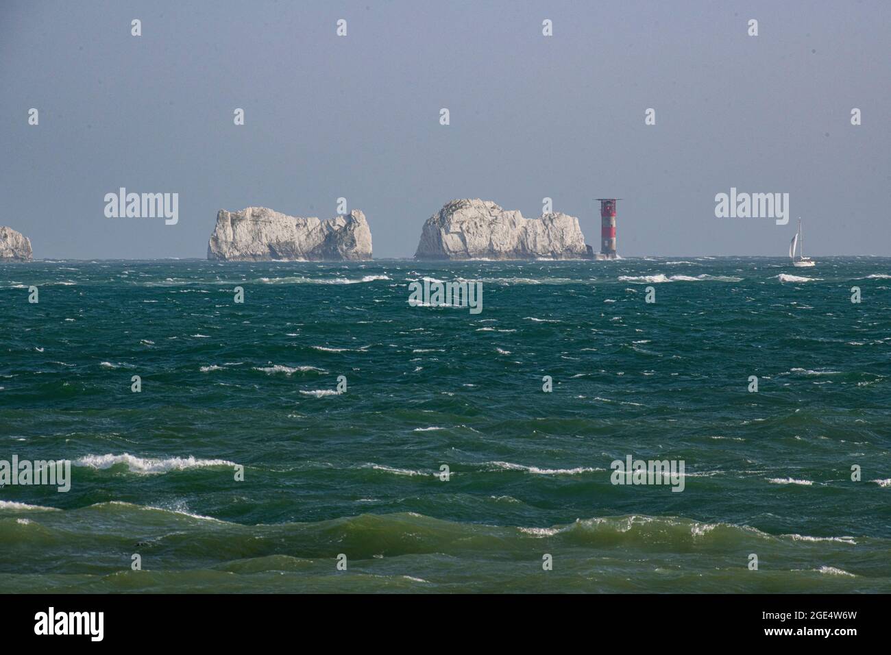 Voile dans le Solent juste à côté des aiguilles des manteaux de l'île de Wight Banque D'Images