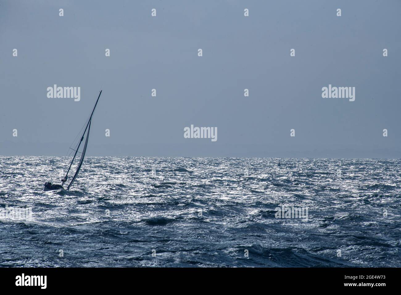 Voile dans le Solent juste au large des aiguilles de la côte de l'île de Wight Banque D'Images