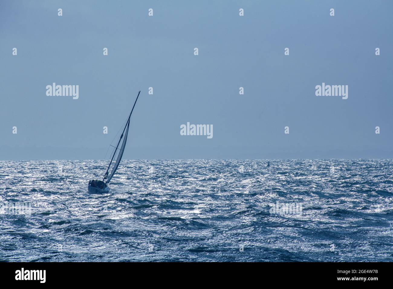 Voile dans le Solent juste au large des aiguilles de la côte de l'île de Wight Banque D'Images