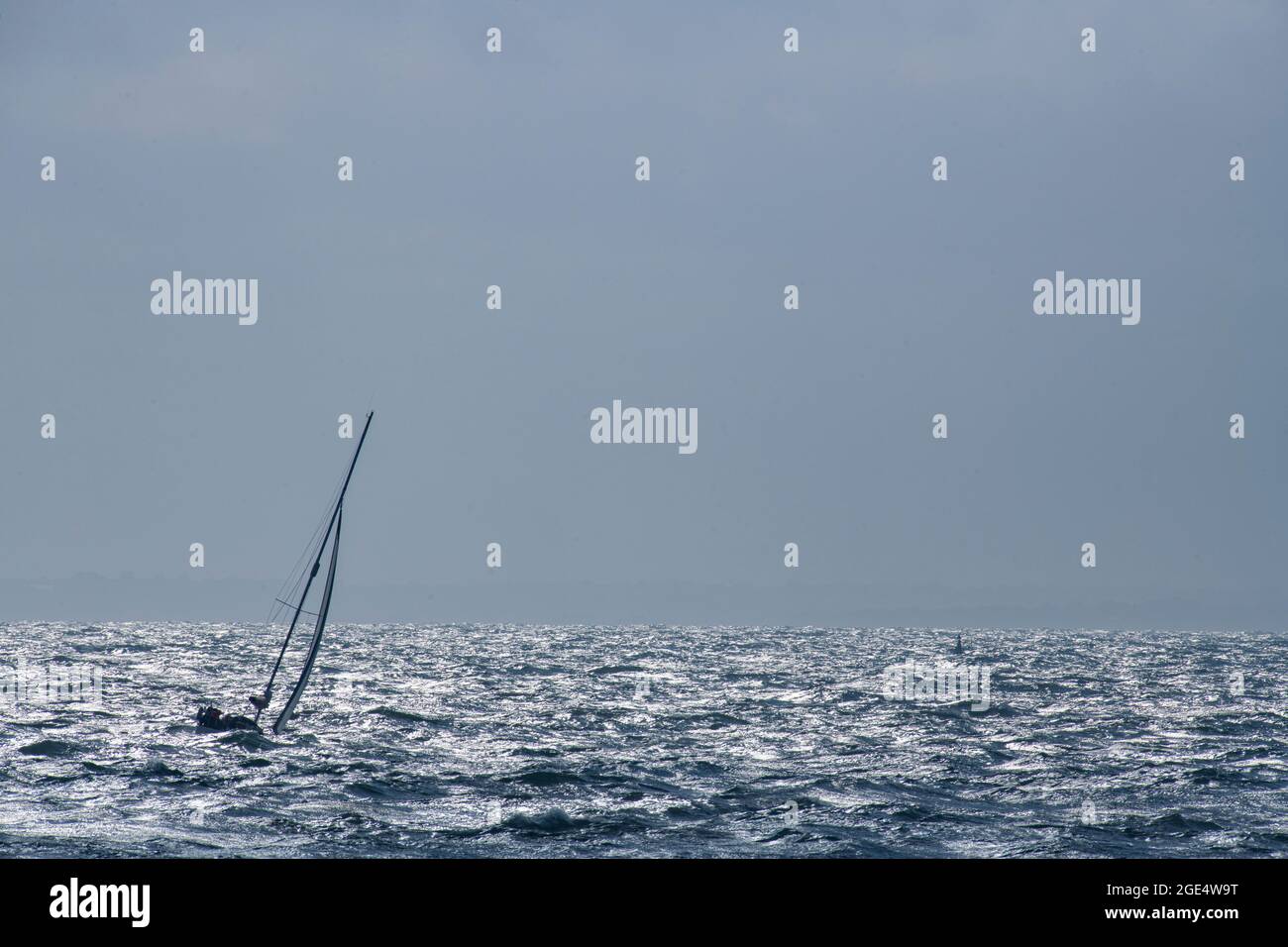 Voile dans le Solent juste au large des aiguilles de la côte de l'île de Wight Banque D'Images