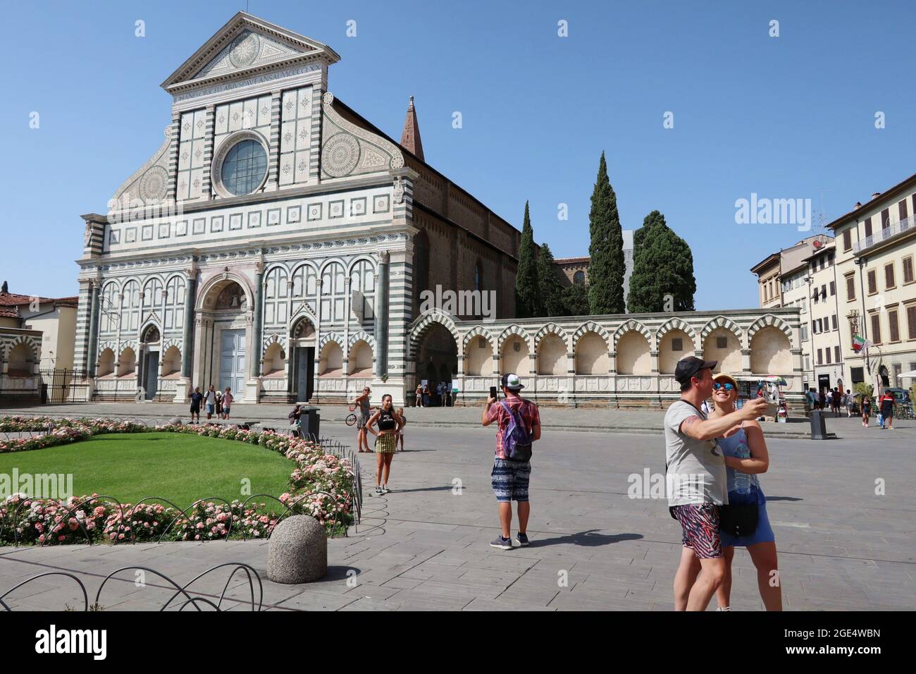 Florence, Italie. 16 août 2021. Les gens prennent des photos de l'église Santa Maria Novella, Florence, Italie, le 16 août 2021. Florence a obtenu par le ministère de la Santé un «label» de haute température pour les trois derniers jours, qui a été renouvelé même pour août 16 . La vague de santé exceptionnelle est due à un système haute pression, appelé Lucifer. Des pics de 40 degrés Celsius (104 degrés Fahrenheit) ont été enregistrés aujourd'hui à Florence.(Elisa Gestri/Sipusa) Credit: SIPA USA/Alay Live News Banque D'Images