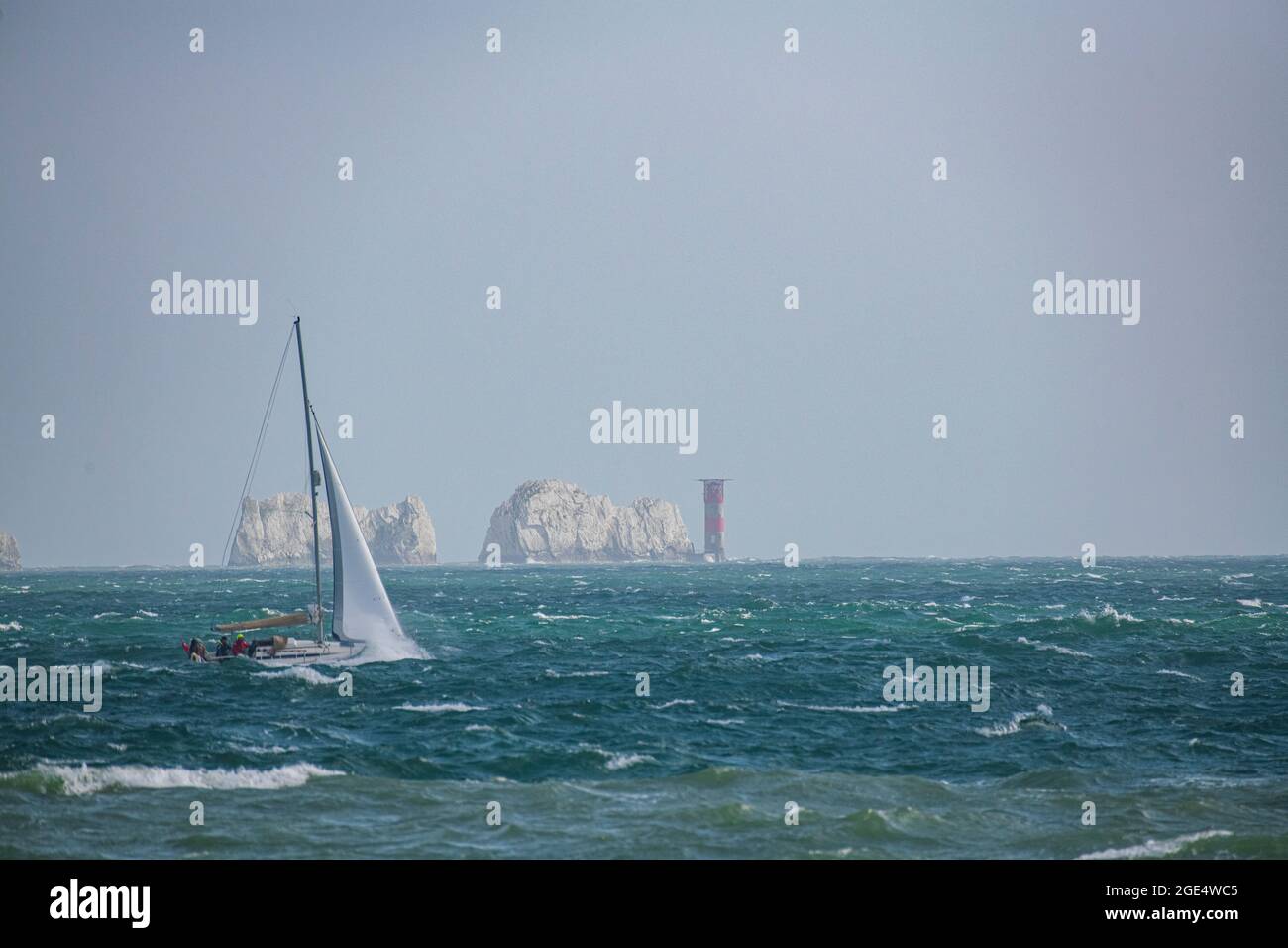 Voile dans le Solent juste au large des aiguilles de la côte de l'île de Wight Banque D'Images
