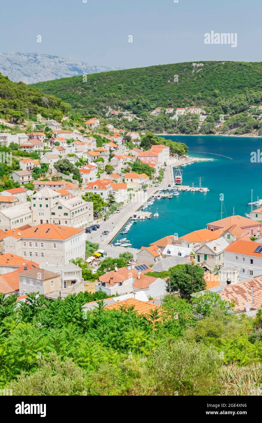 Vue spectaculaire sur la ville de Pucisca située sur la côte nord de l'île de Brac en Croatie Banque D'Images