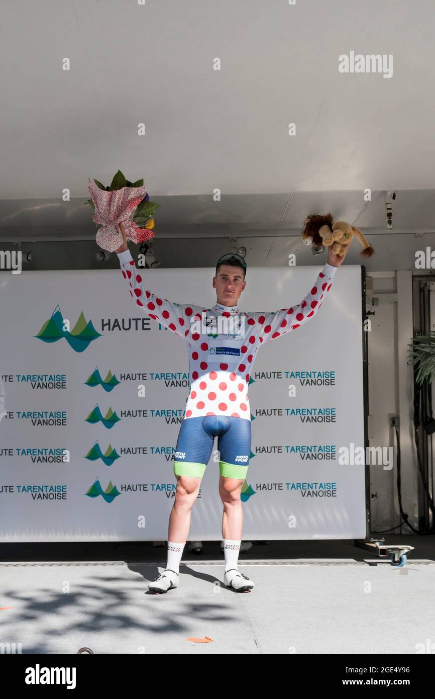 Soissons, France. 14 août 2021. Louis Coqueret (équipe hauts-de-France/Grand-est) vu sur le podium avec le maillot à pois lors de la première étape du Tour de l'avenir 2021 qui a eu lieu entre Charleville-Mézières et Soissons en 161, 2 km.le Tour de l'avenir est un concours de cyclisme qui a lieu du 13 au 22 août, 2021 et réservé aux cyclistes de moins de 23 ans. Le gagnant de la première étape est le cavalier norvégien Soren Waerenskjold dans le sprint. Il garde le maillot jaune du chef acquis la veille du prologue. Crédit : SOPA Images Limited/Alamy Live News Banque D'Images