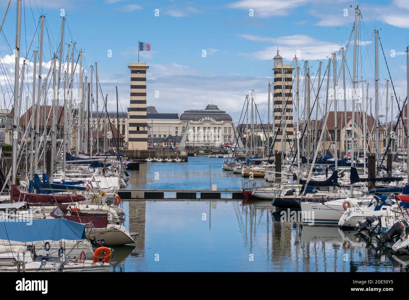 Marina dans le port de deauville Banque de photographies et d’images à