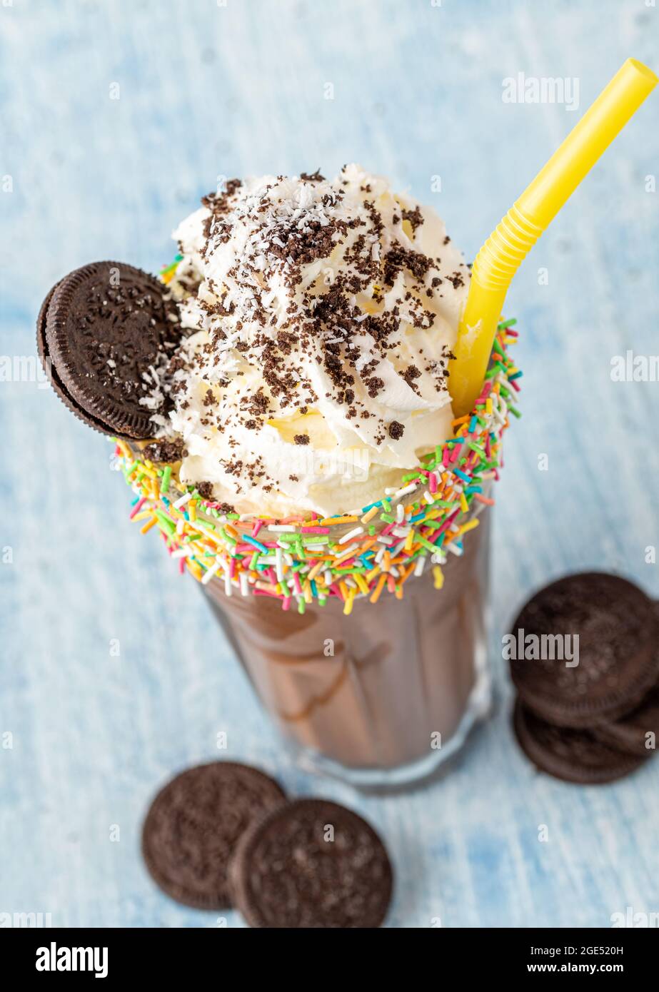 Milkshake à la crème et au chocolat sur fond bleu Banque D'Images Milkshake à la crème et au chocolat sur fond bleu Banque D'Images