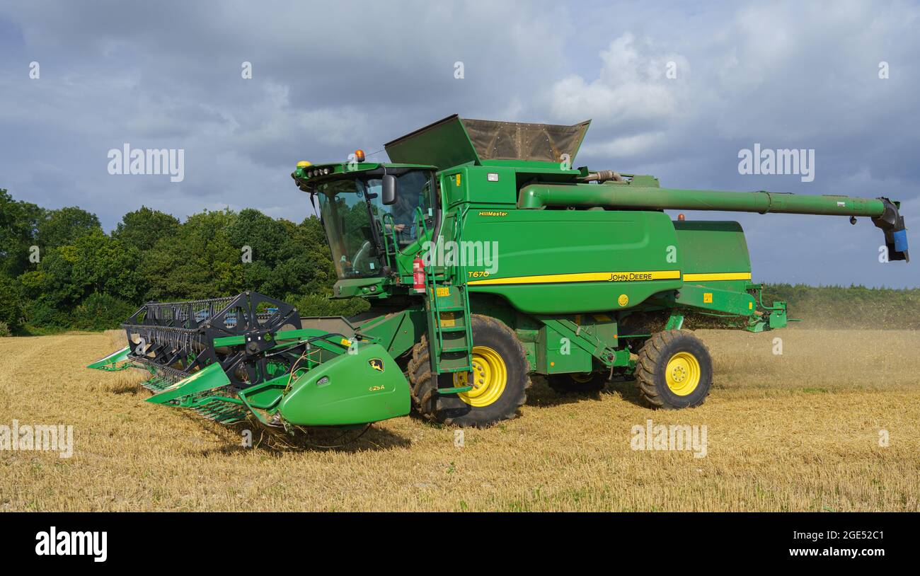 Une moissonneuse-batteuse John Deere Hillmaster T670 en action pour la récolte de blé Banque D'Images