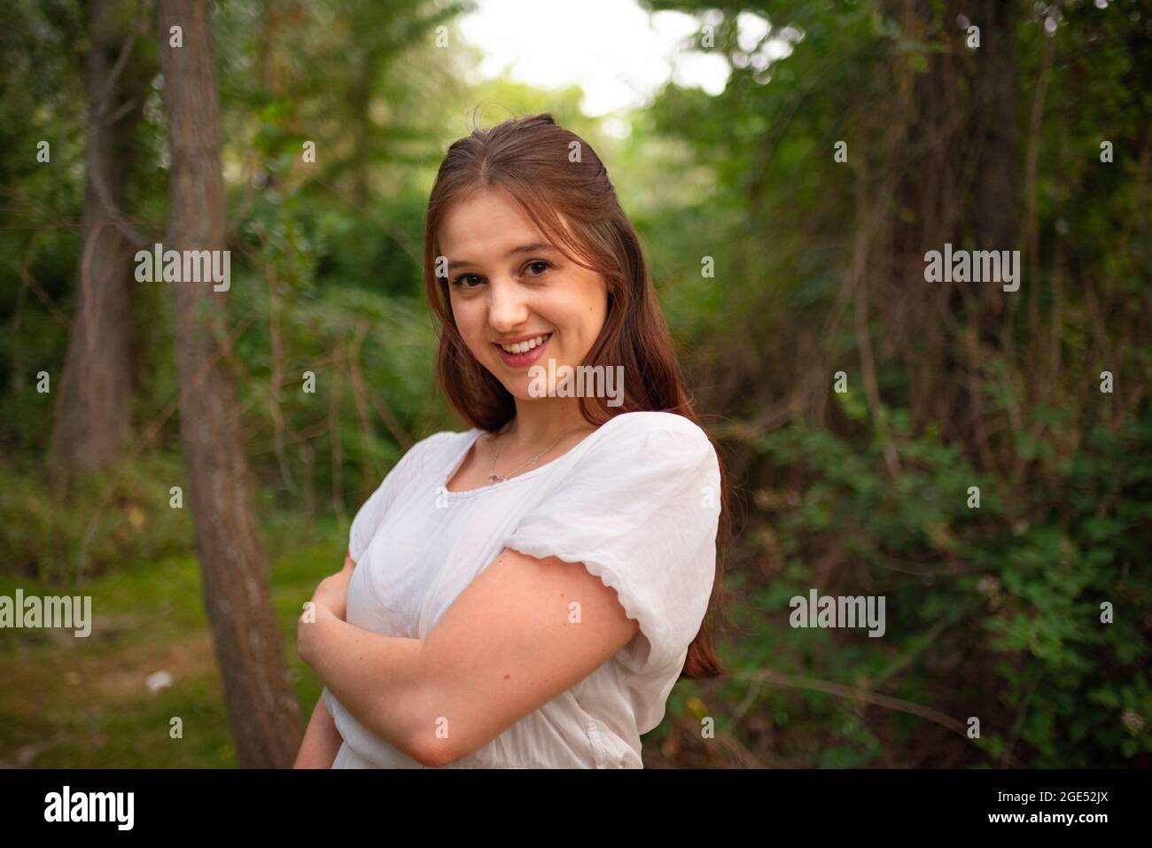 Jeune fille blanche dans la forêt Banque D'Images