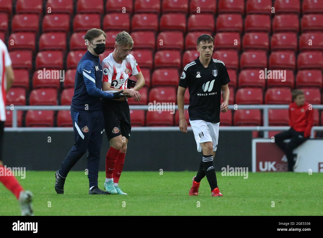 SUNDERLAND, ROYAUME-UNI. 16 AOÛT Stephen Wearne de Sunderland est escorté du terrain avec une blessure lors du match PL 2 Division 2 entre Sunderland et Fulham au Stade de Light, Sunderland, le lundi 16 août 2021. (Crédit : will Matthews | MI News) crédit : MI News & Sport /Alay Live News Banque D'Images