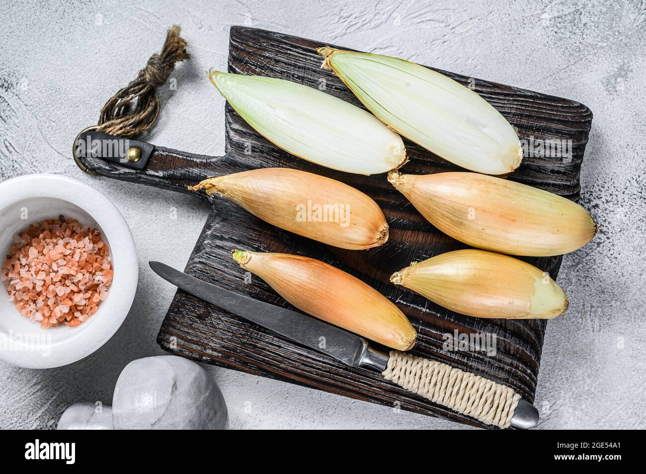 Oignon De L Echalote De Bebe Coupe Cru Sur Une Planche De Bois Arriere Plan Blanc Vue De Dessus Photo Stock Alamy Oignon De L Echalote De Bebe Coupe Cru Sur Une Planche De Bois Arriere Plan Blanc Vue De Dessus Photo Stock Alamy