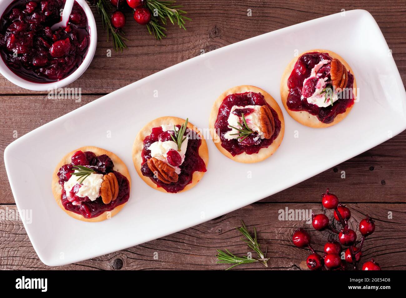 Hors-d'œuvre de vacances avec canneberges, fromage de chèvre et pacanes sur une assiette de service. Vue de dessus de la scène de table sur un fond en bois Banque D'Images