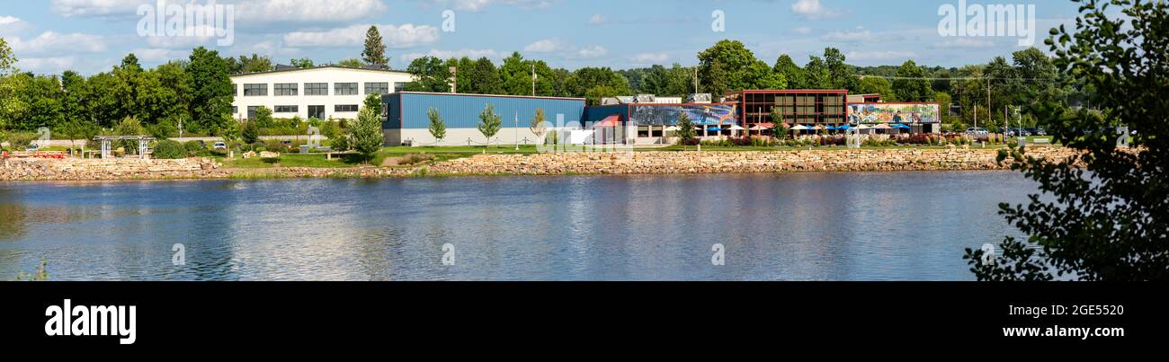 Wausau, Wisconsin, Etats-Unis, 13 août 2021 : Wausau On Water Family Entertainment Centre sur le fleuve Wisconsin, panorama Banque D'Images