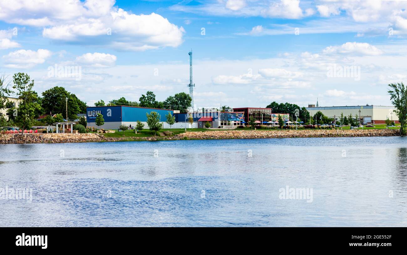 Wausau, Wisconsin, Etats-Unis, 13 août 2021 : Wausau On Water Family Entertainment Centre sur le fleuve Wisconsin, panorama Banque D'Images