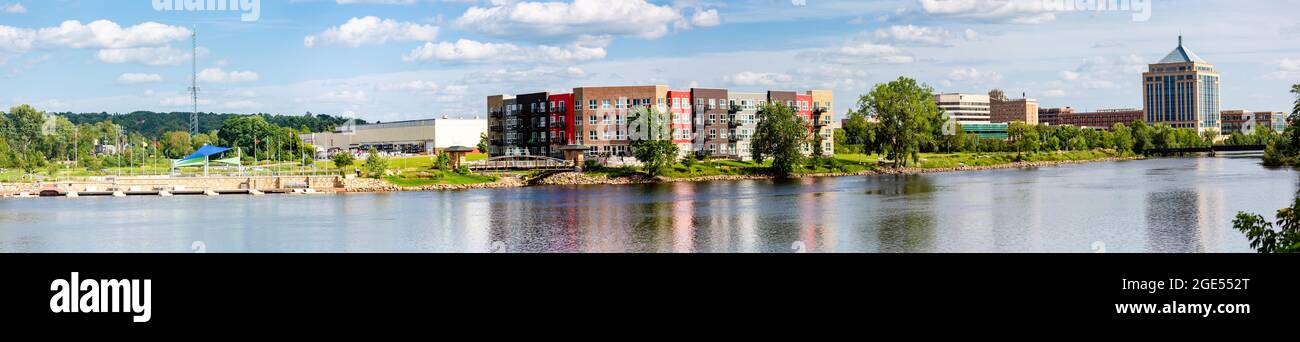 Wausau, Wisconsin, États-Unis, 13 août 2021 : entreprises du district de Wausau East Riverfront, dans le centre-ville de Wausau, le long de la rivière Wisconsin, panorama Banque D'Images