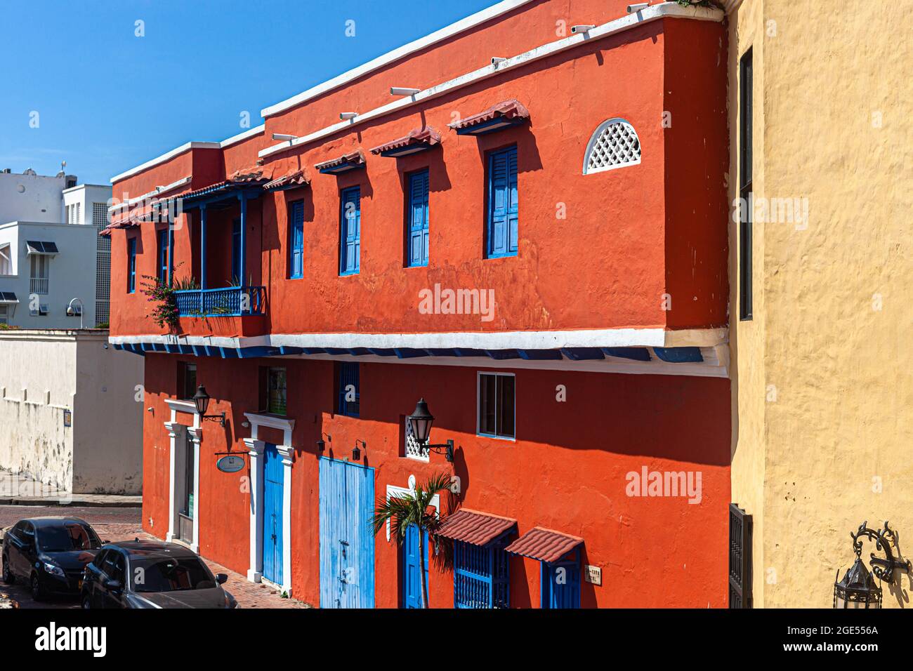 Une maison en terre cuite et bleu de deux étages, Cartagena de Indias, Colombie. Banque D'Images