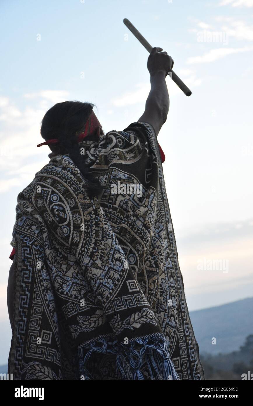 Une danseuse indigène se réjouit du retour du soleil à l'aube du solstice d'hiver. Banque D'Images