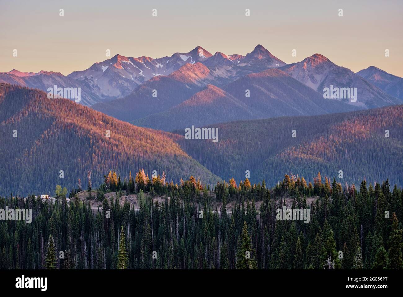 Vue sur le parc Manning de la Colombie-Britannique en direction de Frosty Mountain au coucher du soleil, avec Cascade Lookout Road en premier plan Banque D'Images