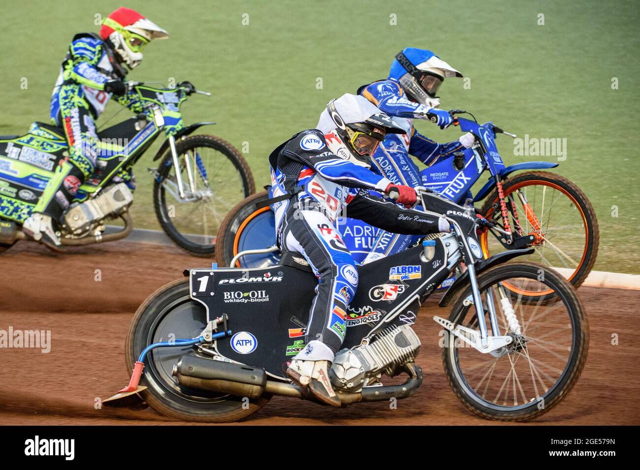 MANCHESTER, ROYAUME-UNI. 16 AOÛT Dan Bewley (blanc) devant Lewis Kerr (bleu) avec Paul Starke (rouge) derrière pendant les finales du circuit de course britannique de Sports Insure au National Speedway Stadium, Manchester, le lundi 16 août 2021. (Credit: Ian Charles | MI News) Credit: MI News & Sport /Alay Live News Banque D'Images