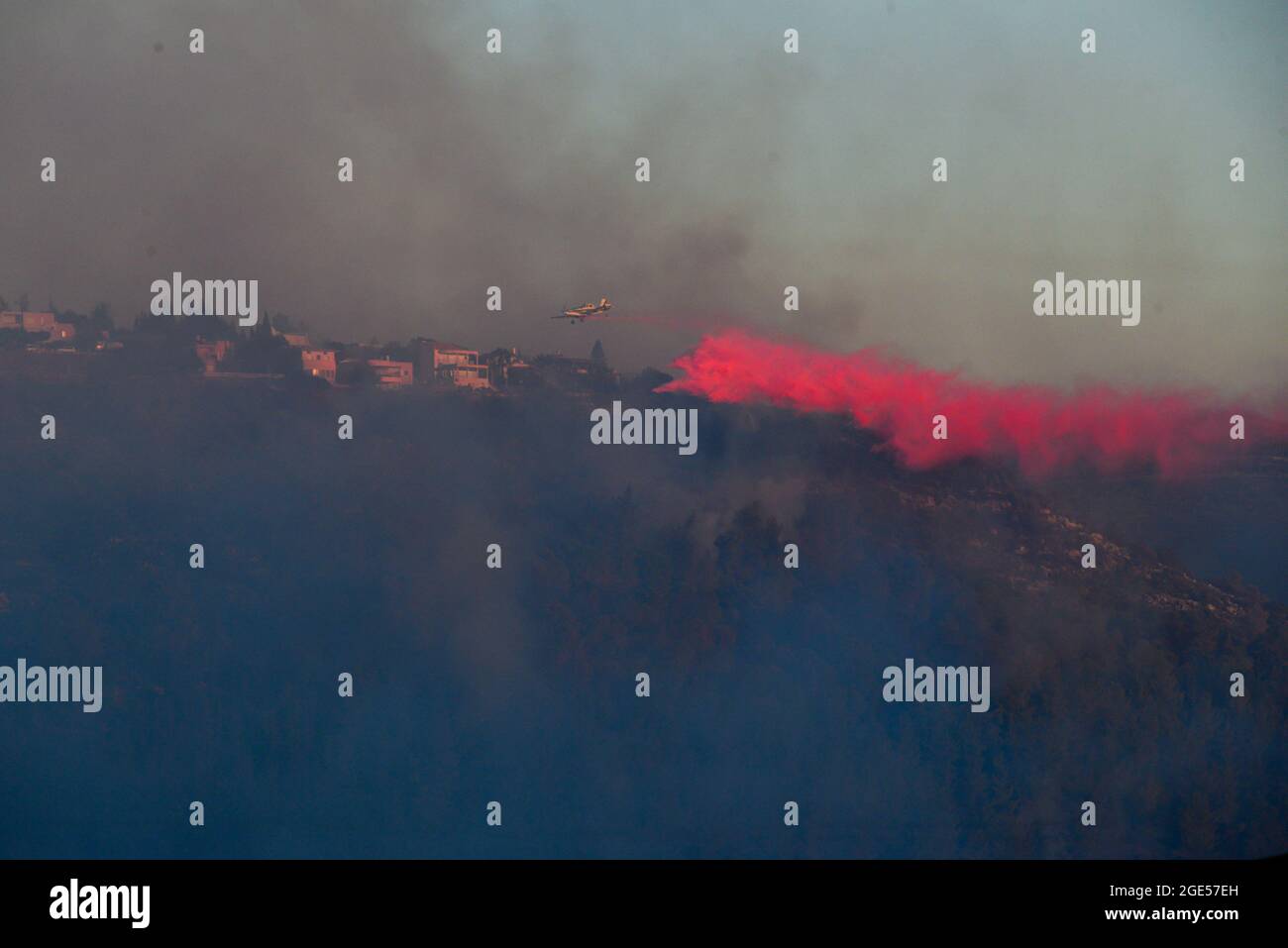 GIV’at Ye’arim / Shoresh. Jérusalem-Ouest, 16 août 2021. Les forces de lutte contre les incendies luttent pour éteindre un feu de forêt massif le deuxième jour de sa combustion, les pentes occidentales des montagnes de Jérusalem. Village de GIV’at Ye’arim / Shoresh. Jérusalem-Ouest, 16 août 2021. (Photo de Matan Golan/Alay Live News) crédit: Matan Golan/Alay Live News Banque D'Images