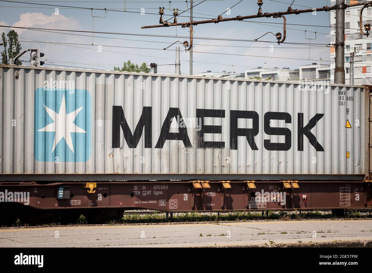 Photo d'un panneau avec le logo de Maersk sur un conteneur expédié par train à Ljubljana, Slovénie. Maersk, est une compagnie maritime intégrée danoise Banque D'Images