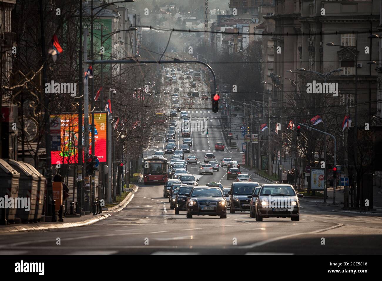 Photo d'une scène polluée de Belgrade, Serbie, avec un embouteillage pendant un temps de transit de pointe, en hiver avec des voitures en file d'attente sur le Kneza Milos Banque D'Images