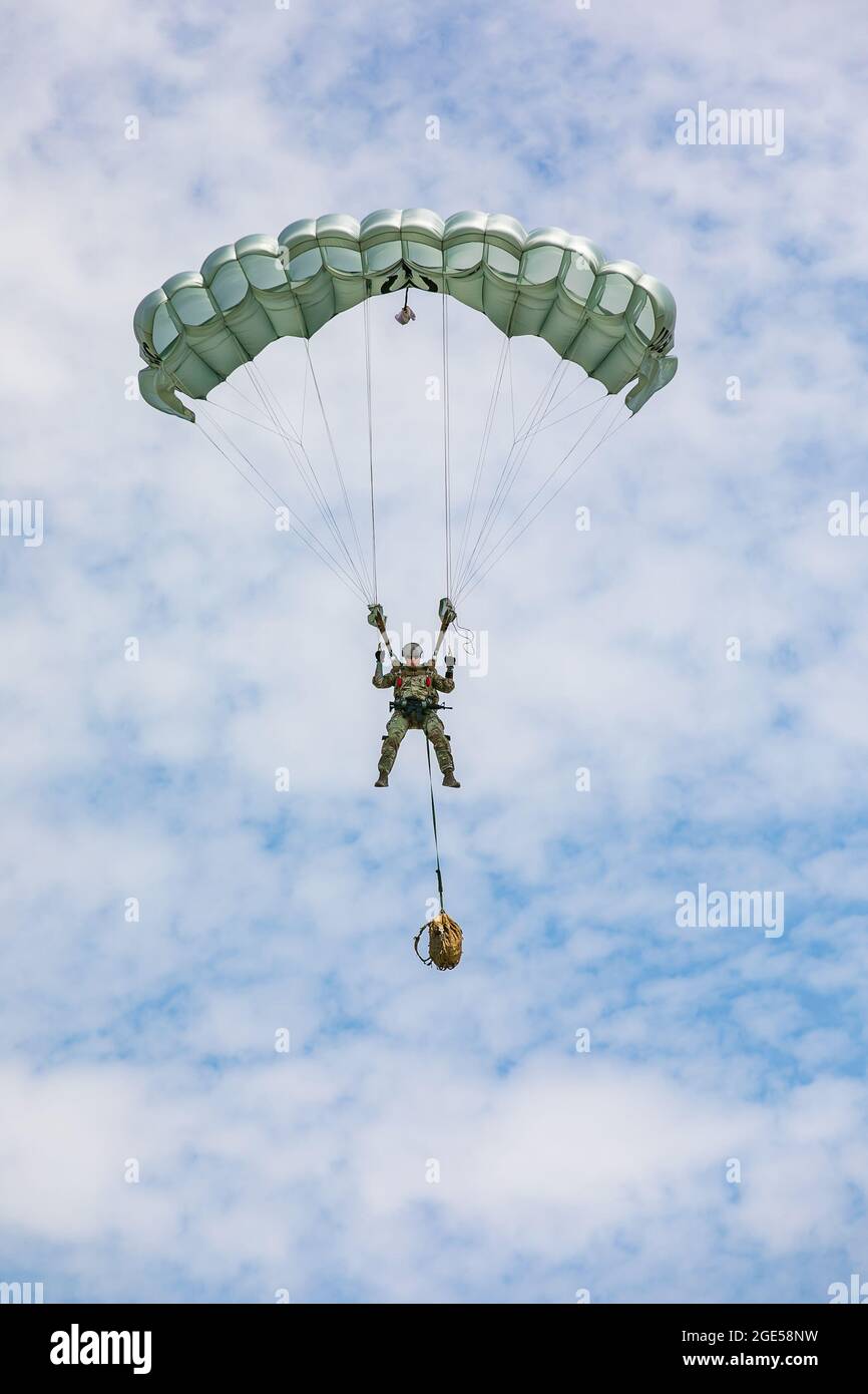 Un soldat de l'équipe de parachutisme du commandement des opérations spéciales de l'armée des États-Unis, les Black Daggers, fait un parachute qui débarque dans le Airborne and Special Operations Museum à Fayetteville, en Caroline du Nord, le 14 août 2021. L'événement a eu lieu à l'occasion de la Journée nationale de l'aviation. (É.-U. Photo de l'armée par Megan Hackett) Banque D'Images