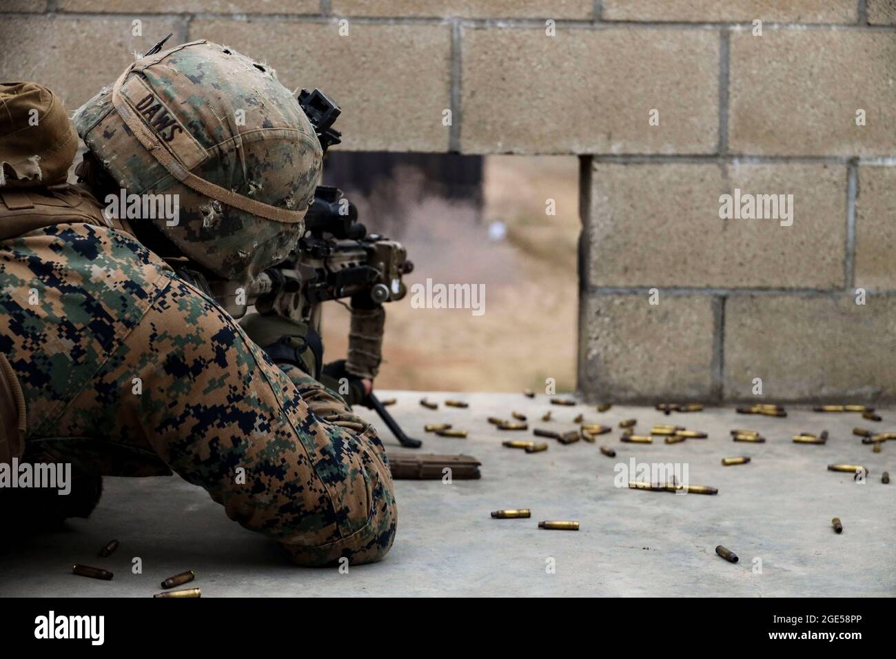 Sgt. Marine des États-Unis Tanner Daws avec le 1er Bataillon, 5e Marines, 1re Division Marine, tire sur des cibles lors du RAID leaders course culminant le 6 août 2021, à la base du corps des Marines Camp Pendleton, Californie. Le groupe de formation sur les opérations expéditionnaires de la Force expéditionnaire maritime I soutient le cours des chefs de RAID pour former les Marines aux déploiements à venir avec les unités expéditionnaires maritimes. (É.-U. Photo du corps marin par Cpl. Jennifer gay) Banque D'Images