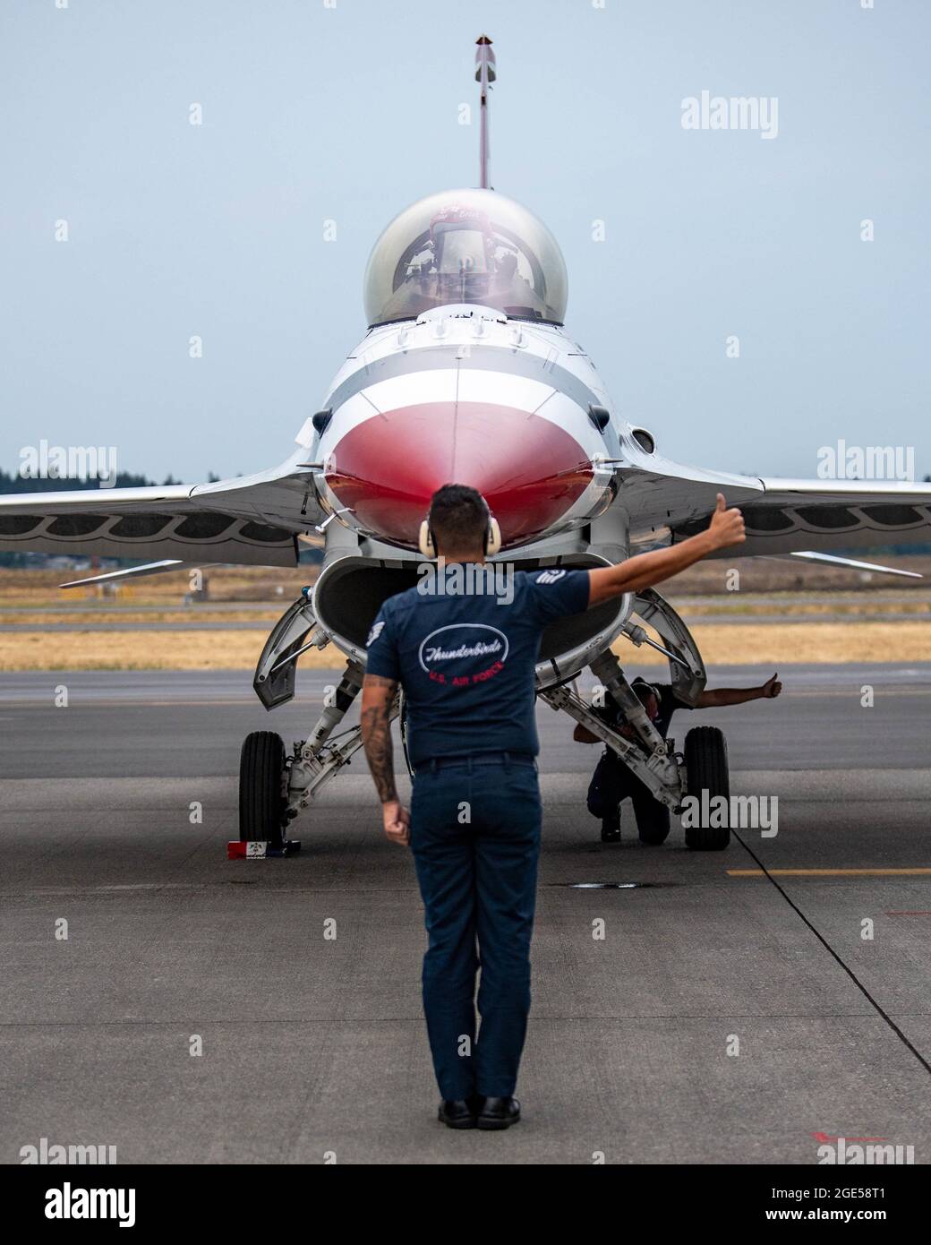 L'escadron de démonstration aérienne de la Force aérienne des États-Unis « Thunderbirds » se prépare au décollage le 31 juillet 2021 à Portland, en Oregon. L'équipe a pris le départ de Portland pour se produire au cours du salon de l'aéronautique international de l'Oregon. (É.-U. Air Force photo par Tech. Sgt. Nicolas A. Myers) Banque D'Images