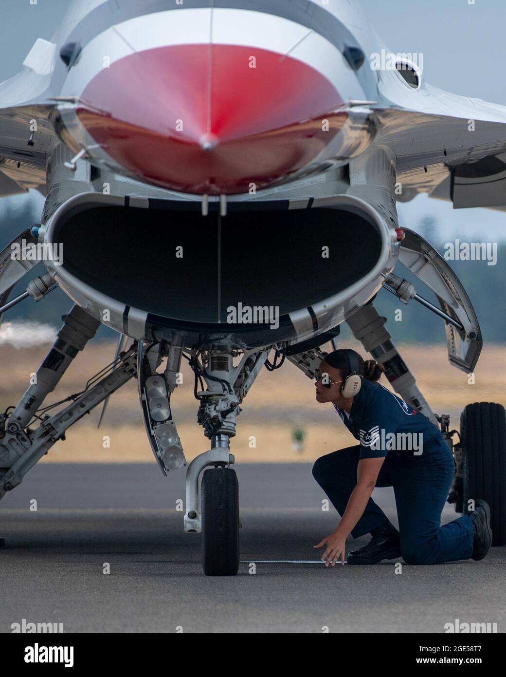 L'escadron de démonstration aérienne de la Force aérienne des États-Unis « Thunderbirds » se prépare au décollage le 31 juillet 2021 à Portland, en Oregon. L'équipe a pris le départ de Portland pour se produire au cours du salon de l'aéronautique international de l'Oregon. (É.-U. Air Force photo par Tech. Sgt. Nicolas A. Myers) Banque D'Images
