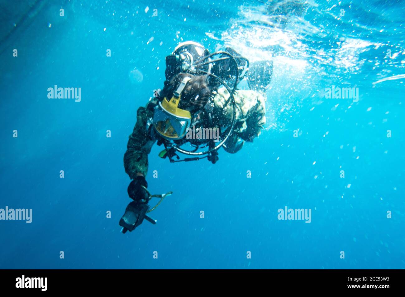 Navy Diver 2nd Class Brandon Barreto, affecté à l'unité mobile de sauvetage de plongée (MDSU) 2, effectue des opérations de réparation de dégâts de combat sous-marins (BDR) sur le destroyer de classe Arleigh Burke USS Gonzales (DDG-66) pendant un exercice à grande échelle (LSE 2021). Le LSE 2021 démontre la capacité de la Marine à employer des forces précises, létales et écrasantes à l’échelle mondiale sur trois commandes de composantes navales, cinq flottes numérotées et 17 fuseaux horaires. Le LSE 2021 associe les capacités d'entraînement en direct et synthétique pour créer un environnement d'entraînement intense et robuste. Il permettra de relier les formations haute fidélité et les opérations réelles au bui Banque D'Images