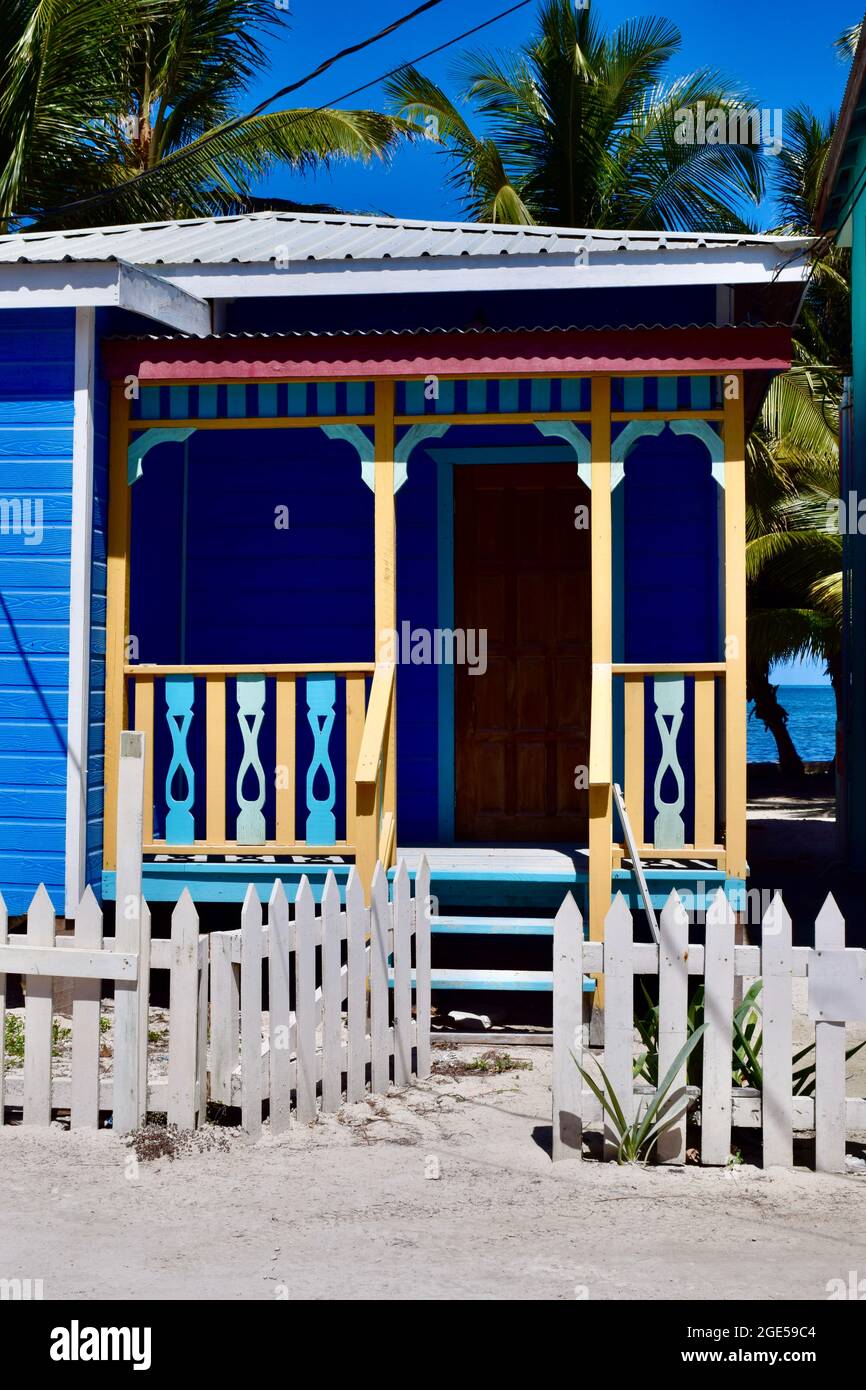 Un joli petit bâtiment en bois coloré sur Caye Caulker, Belize Banque D'Images