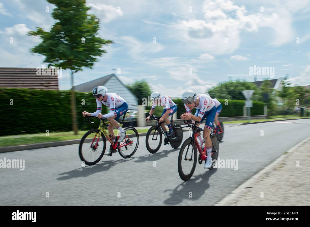 Etouvelles, France. 15 août 2020. Des membres de l'équipe suisse vus en action pendant le procès. La deuxième étape du Tour de l'avenir 2021 est un essai en équipe dans un circuit autour de la ville de Laon le 15 août. Le Tour de l'avenir est une compétition cycliste qui se déroule du 13 au 22 août 2021 et est réservée aux cyclistes de moins de 23 ans. Le gagnant de la deuxième première étape est l'équipe des pays-Bas. (Photo de Laurent Coust/SOPA Images/Sipa USA) crédit: SIPA USA/Alay Live News Banque D'Images