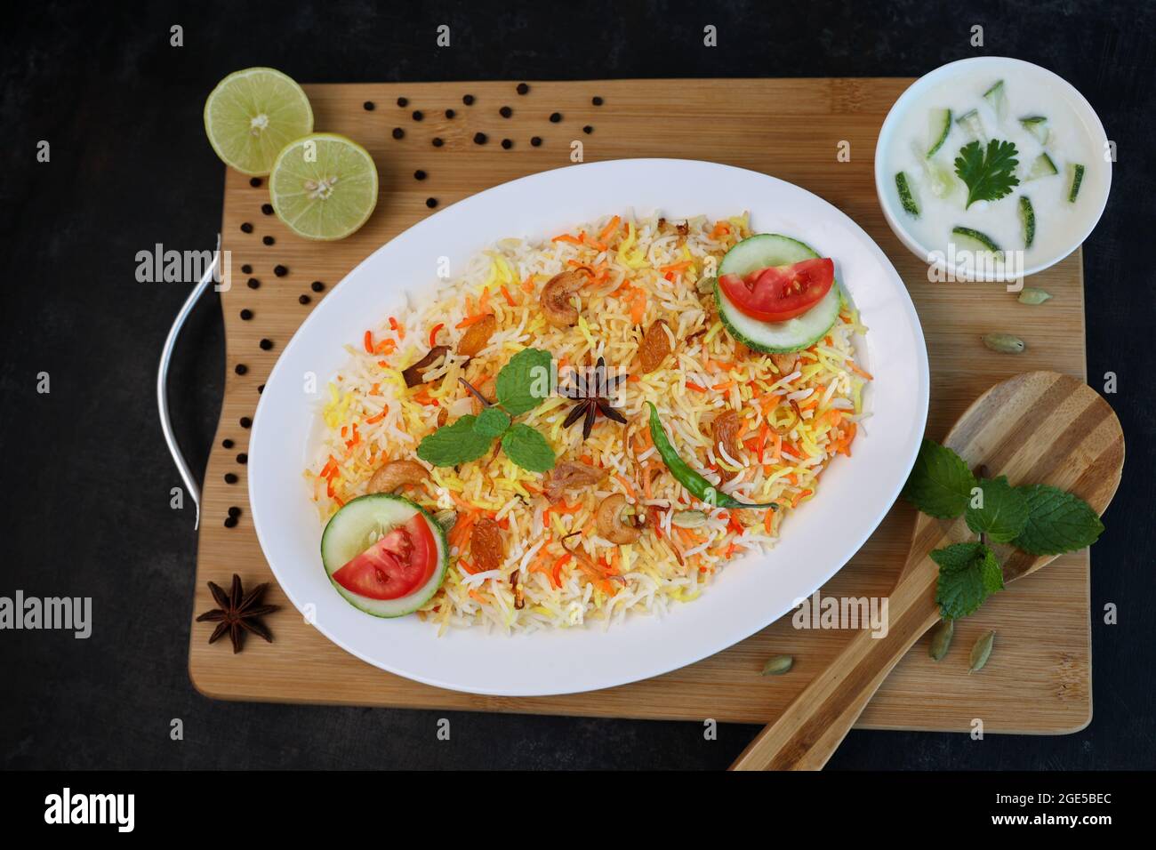 Biryani de légumes biriyani , Hyderabadi Shahi Pulao et raita Pilaf Basmati plat de riz épices indiennes Kerala Inde Sri Lanka Pakistan. Ghee riz, citron Banque D'Images